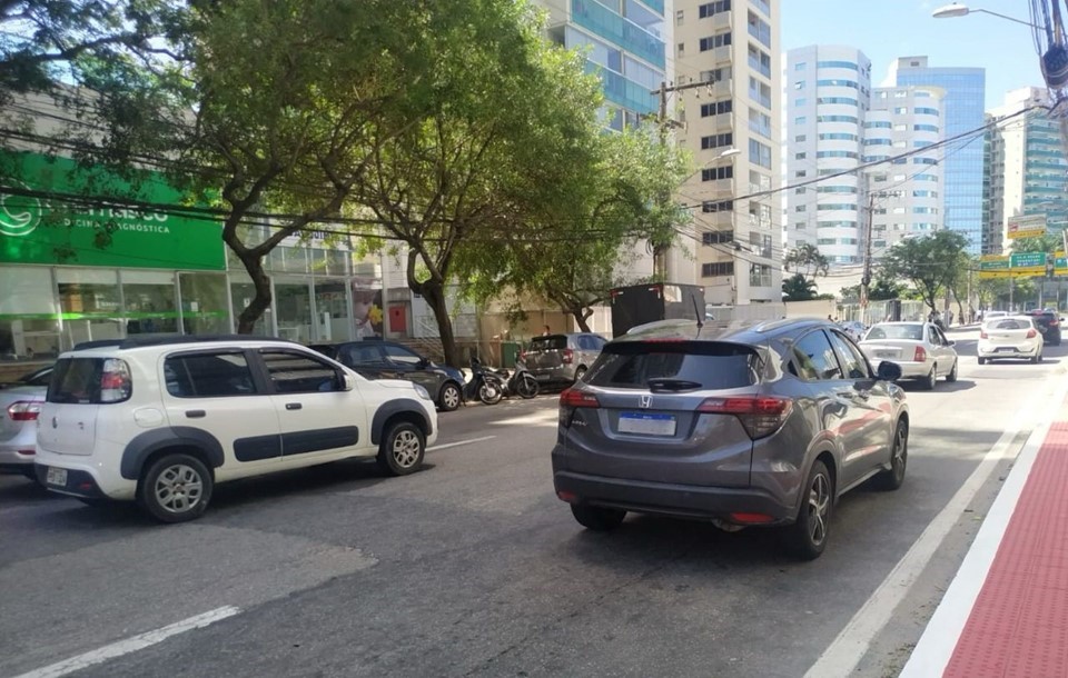 Carros na Enseada do Suá