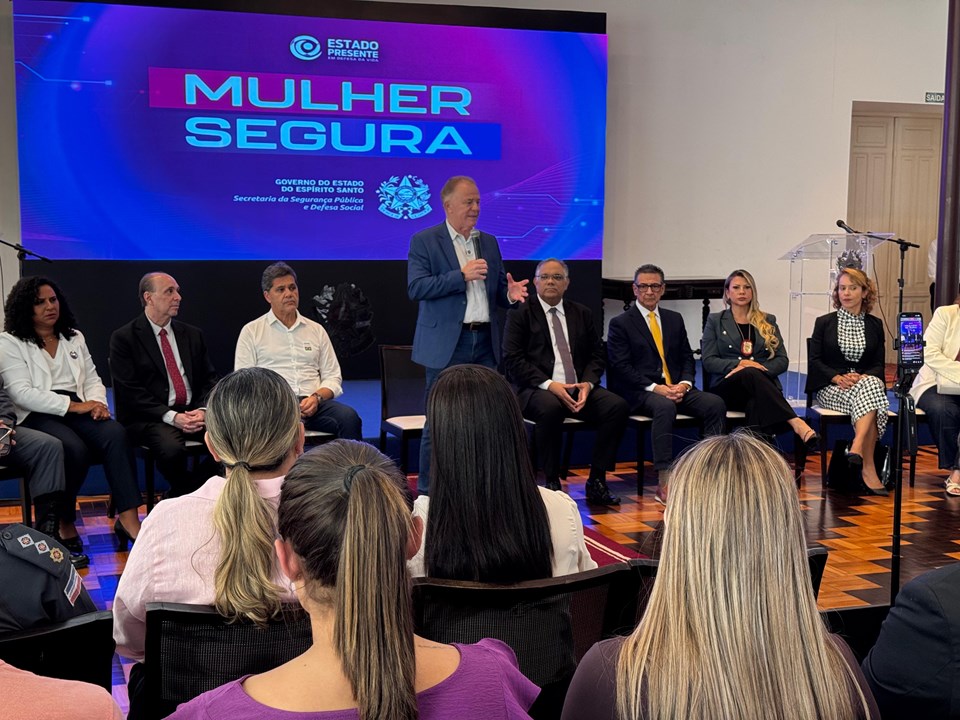 Mulher Segura|||Fotógrafo:Rodrigo Zaca/Governo-ES