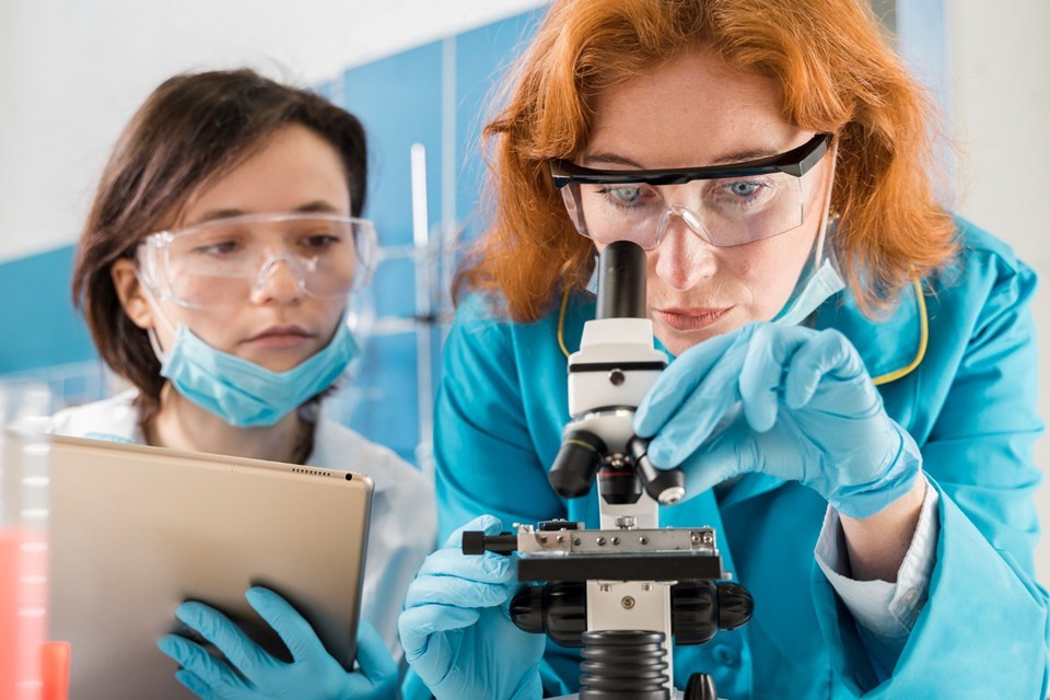 cientistas-olhando-atraves-de-um-microscopio (1)