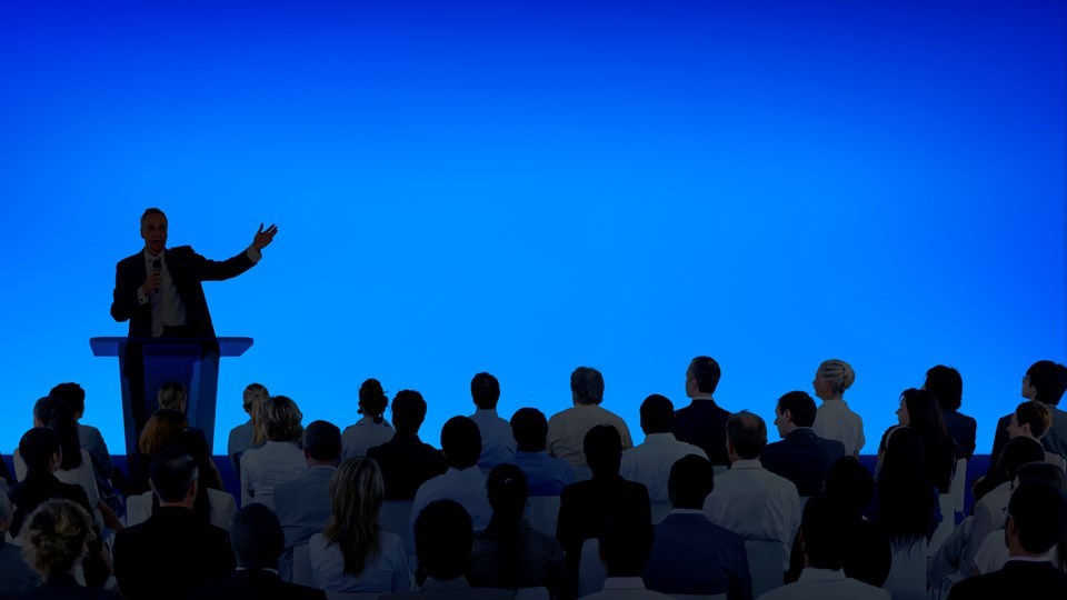 empresario-corporativo-fazendo-uma-apresentacao-para-um-grande-publico