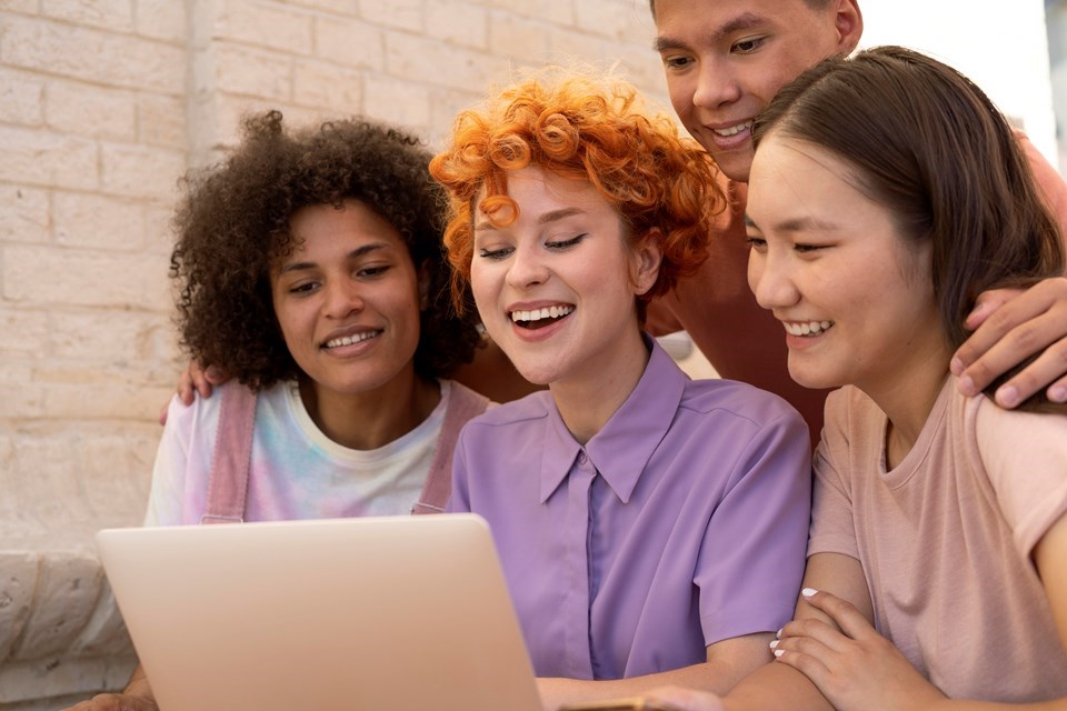 feche-amigos-sorridentes-com-laptop