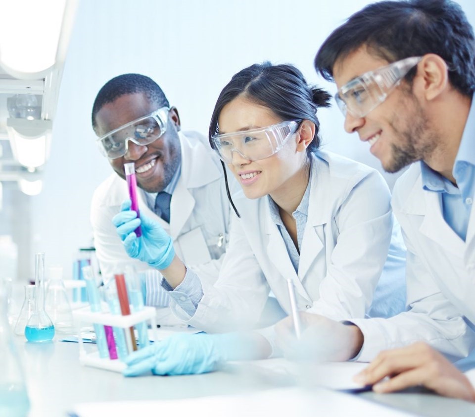 foto cientistas felizesgggg (1)