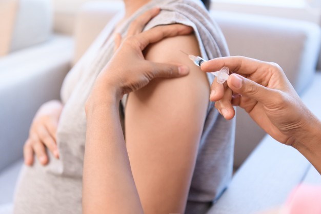 medico-coloca-agulha-em-muscular-para-vacinacao-contra-a-gripe-para-mulheres-gravidas_103324-90 - freepik (1)
